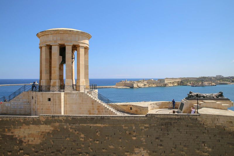 Valletta - widok z górnych ogrodów Barrakka na Siege Bell War Memorial