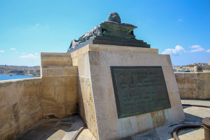 Valletta - pomnik przy dzwonnicy Siege Bell War Memorial