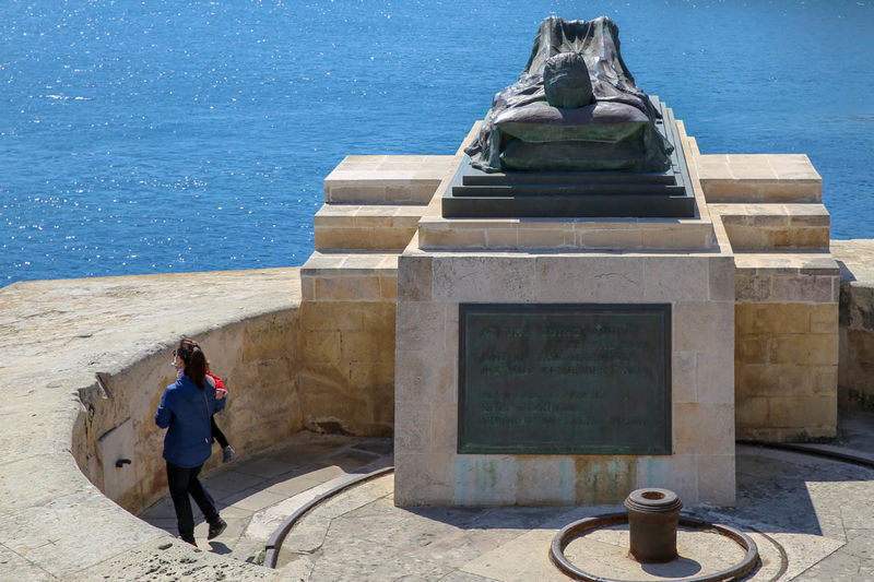 Valletta - pomnik przy dzwonnicy Siege Bell War Memorial