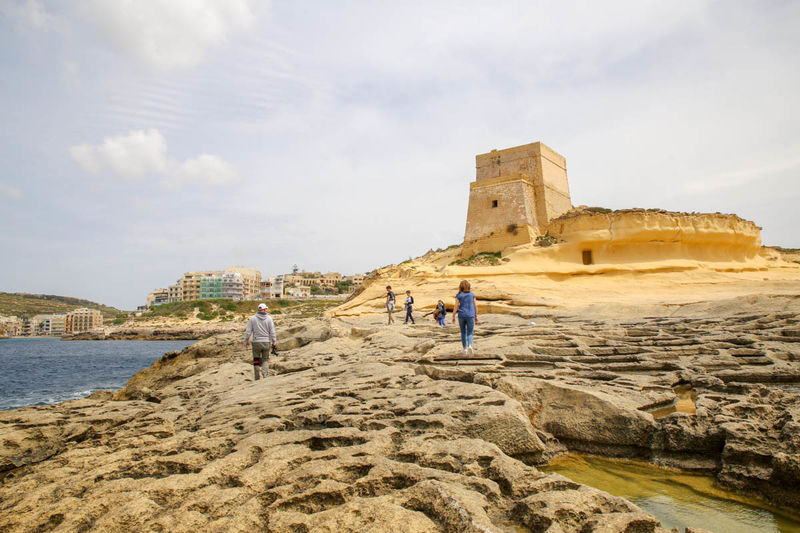 Saliny i wieża strażnicza Torri tax-Xlendi - Gozo, Malta