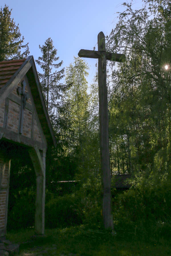 Krzyż przy kośceleł św. Judy Tadeusza w Lizakach - Wdzydzki Park Krajobrazowy