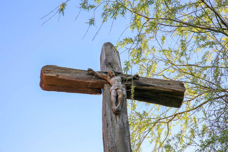 Krzyż przy kościele św. Judy Tadeusza w Lizakach - Wdzydzki Park Krajobrazowy