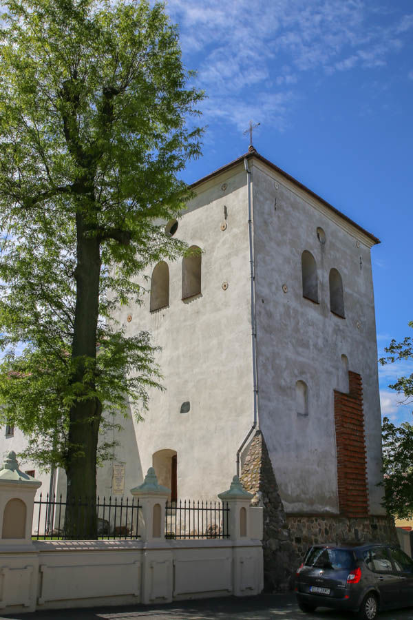 Dzwonnica naprzeciwko kościoła św. Andrzeja Apostoła w Łęczycy