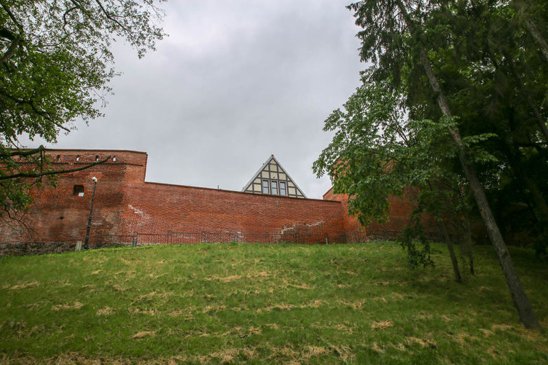 Lidzbark Warmiński - mury miejskie, widok z poziomu historycznej fosy