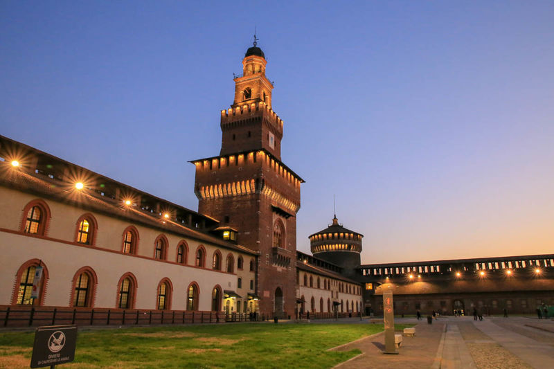 Zamek Sforzów w Mediolanie - nie przegapmy możliwości zobaczenia go wieczorem!