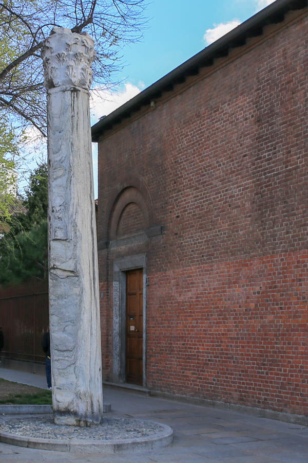 Diabelska Kolumna przy Bazylice św. Ambrożego w Mediolanie