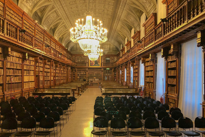 Wnętrze zabytkowej biblioteki w gmachu Pinakoteki Brera