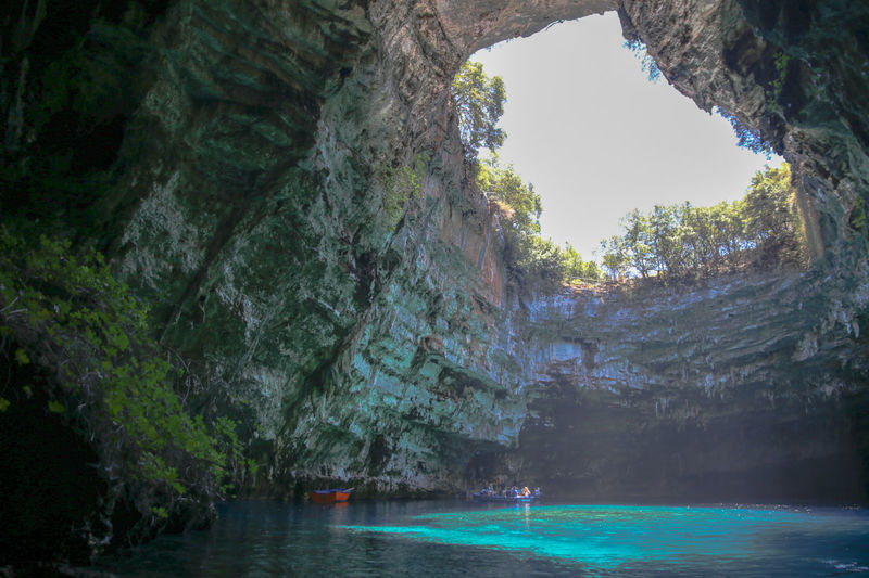 Jaskinia Melissani - jedna z największych atrakcji Grecji