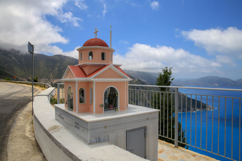 !Kefalonia - kapliczka przy punkcie widokowym na miasteczko Assos
