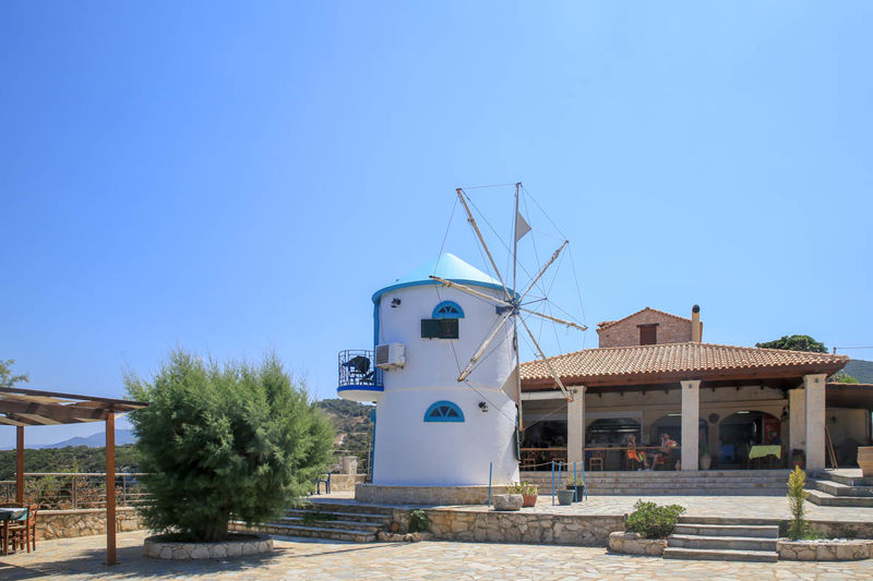 Przylądek Skinari (Zakynthos) - widok na wiatrak i tawernę Potamitis Windmill