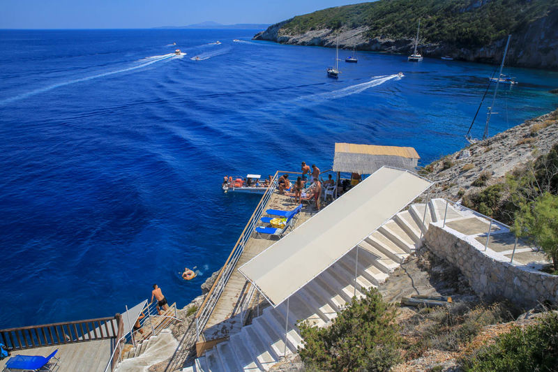 Przylądek Skinari (Zakynthos) - widok podczas zejścia z tawerny Potamitis Windmill w stronę skalistej plaży przy Blue Caves