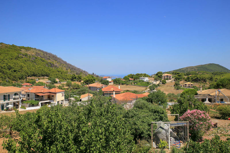 Widok z tarasu knajpki w miasteczku Koiliomenos (Zakynthos)