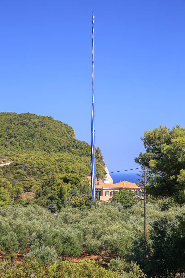 Widok na grecką flagę przy restauracji Lighthouse - Przylądek Keri, Zakynthos