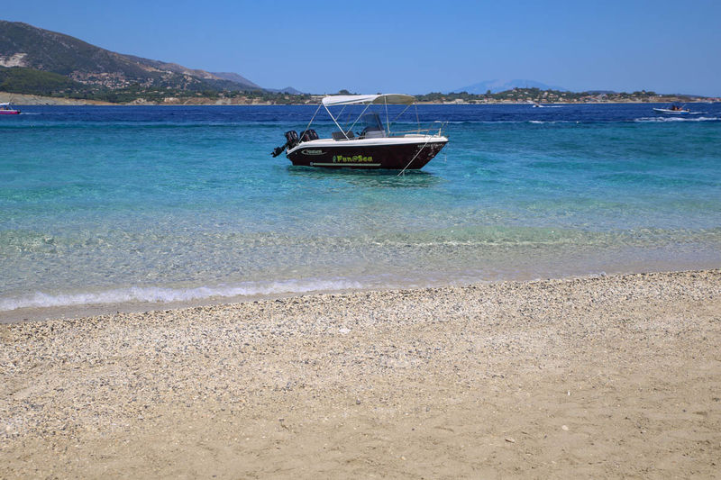 Plaża piaszczysto-kamienista na wyspie Marathonisi (Zakynthos)