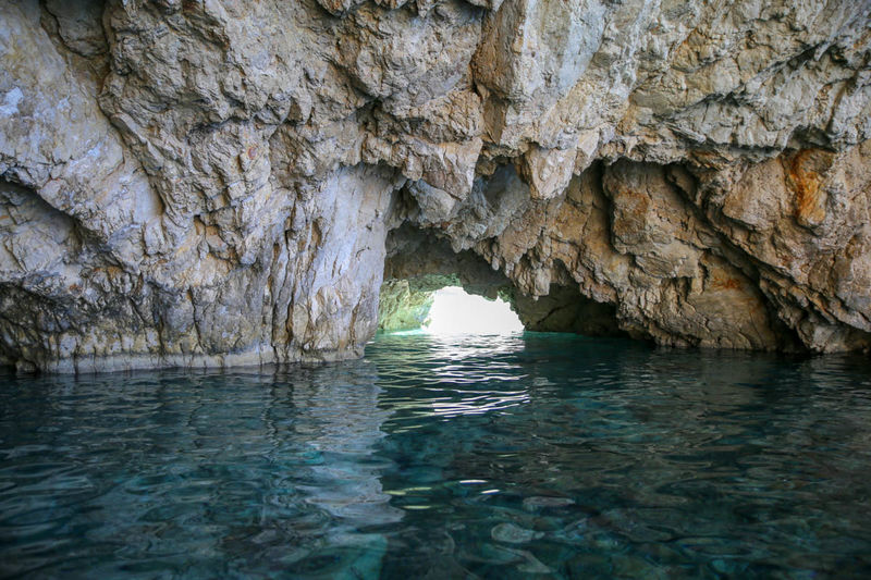 Oglądanie jaskiń podczas rejsu na wyspę Marathonisi (Zakynthos)