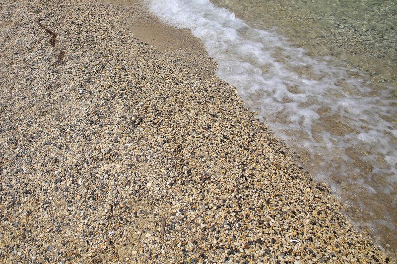 Plaża piaszczysto-kamienista na wyspie Marathonisi (Zakynthos)