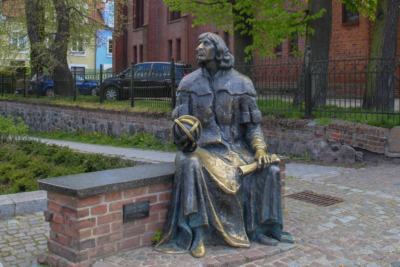 !Ławeczka Mikołaja Kopernika w Olsztynie