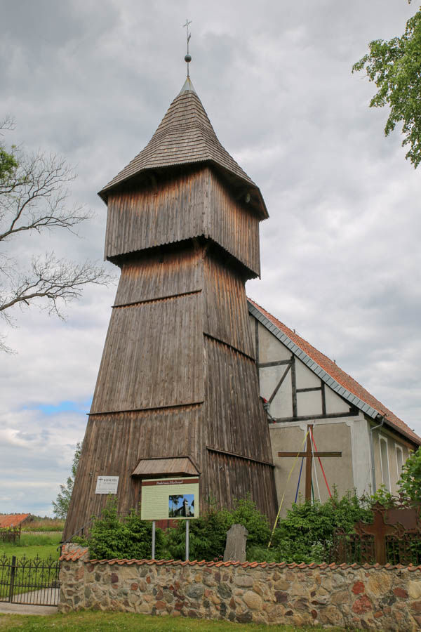 Drewniana dzwonnica przy kościele w Mańkach