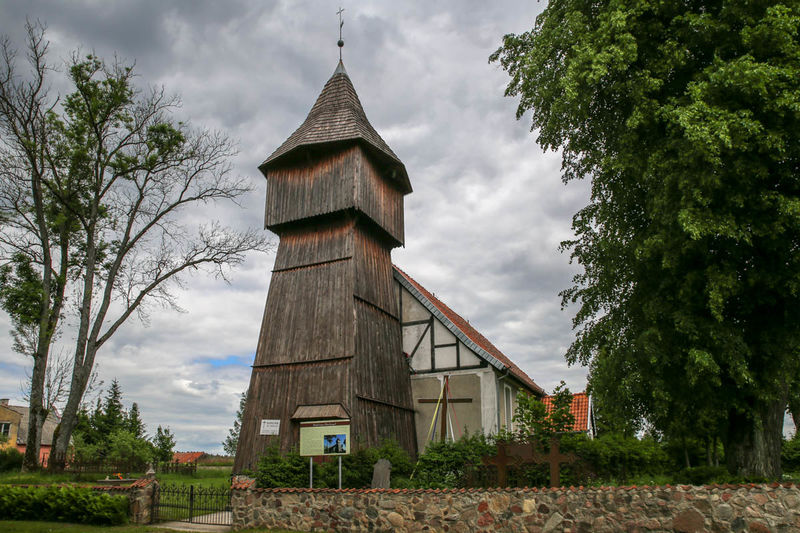 Drewniana dzwonnica przy kościele w Mańkach