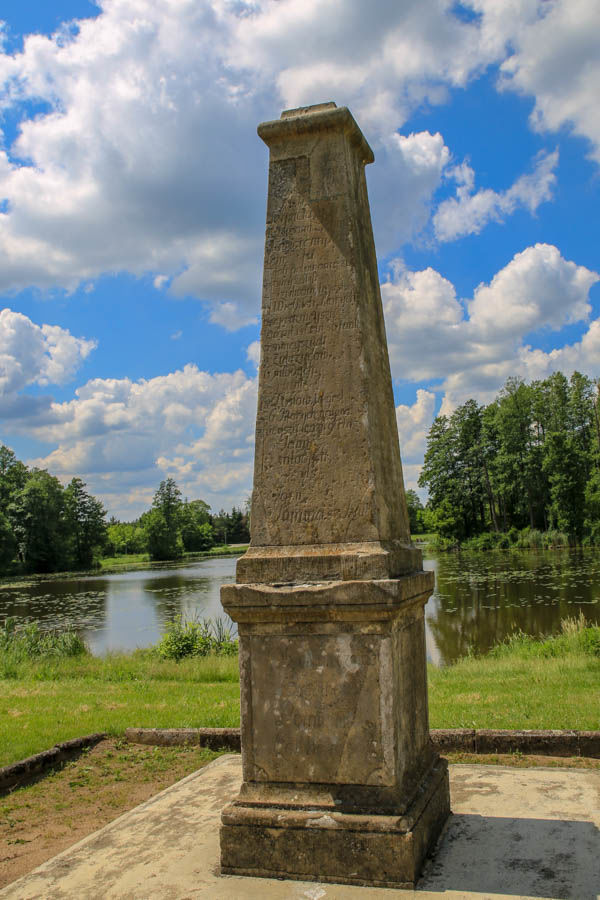 Obelisk ustawiony na pamiątkę polowania Augusta III Sasa - Białowieża