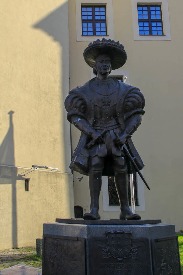 Pomnik Bogusława X Wielkiego przed Zamkiem Książąt Pomorskich
