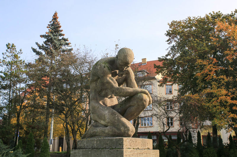 Słupsk - pomnik 'Upokorzony' (Fritz Klimsch)