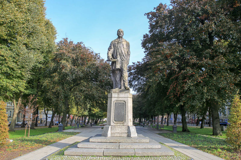 !Pomnik Henryka Sienkiewicza - planty w Słupsku