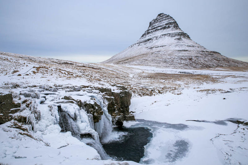 !Góra Kirkjufell i wodospad Kirkjufellsfoss - Islandia