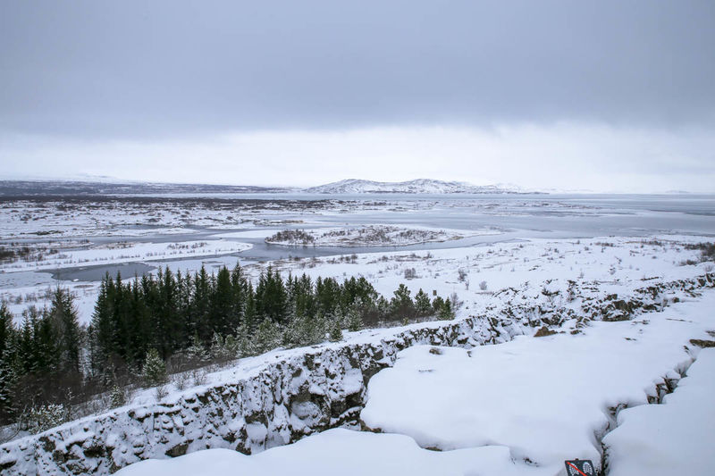 Zimowy widok na Park Narodowy Thingvellir (Islandia)