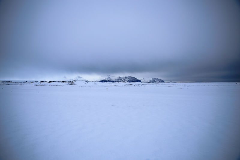 Zimowy krajobraz Islandii - okolice jeziora lodowcowego Fjallsárlón