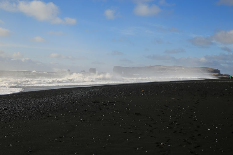 Czarna plaża Reynisfjara zimową porą