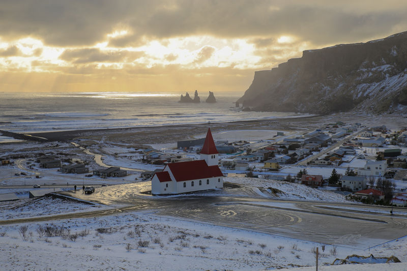 Widok ze wzgórza nad miasteczkiem Vik - Islandia zimową porą