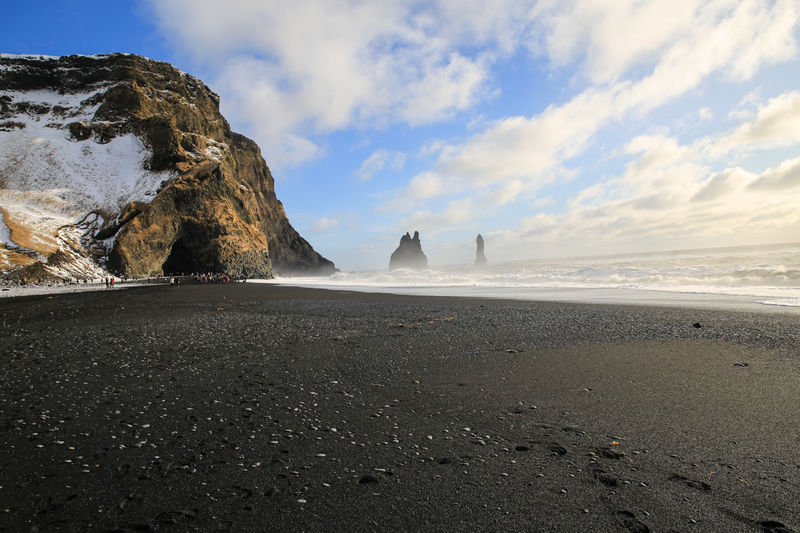 !Czarna plaża Reynisfjara zimową porą (Islandia)