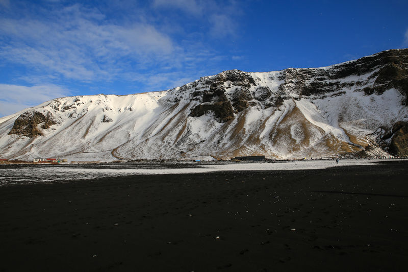 Zimowy krajobraz Islandii - czarna plaża Reynisfjara
