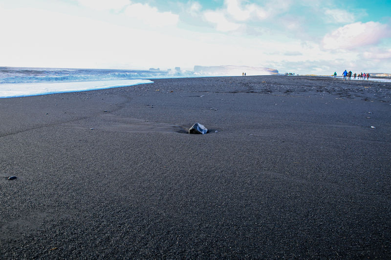 Czarna plaża Reynisfjara zimową porą (Islandia)
