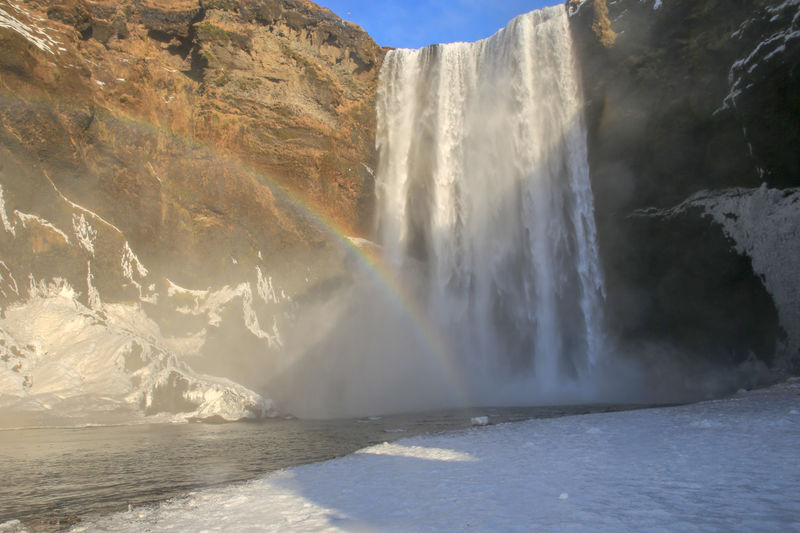 Wodospad Skogafoss zimową porą (Islandia)