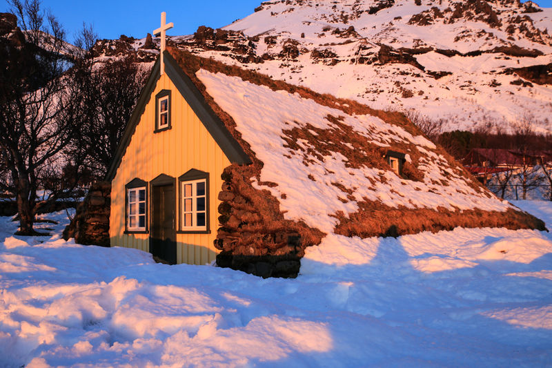 Kościółek Hofskirkja na Islandii w zimowej scenerii