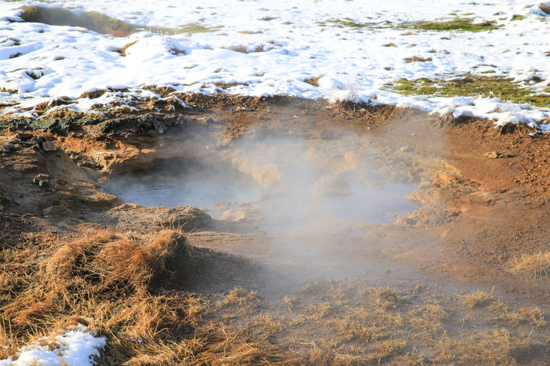 Dolina geotermalna Haukadalur zimą (Islandia)