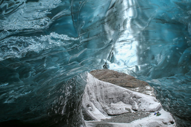 [Jaskinia lodowcowa przy jęzorze lodowca Vatnajökull - Islandia]