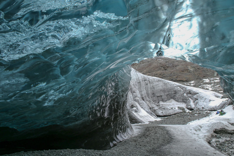 [Jaskinia lodowcowa przy jęzorze lodowca Vatnajökull - Islandia]