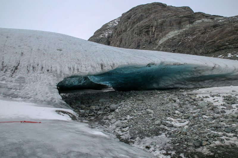 [Jaskinia lodowcowa przy jęzorze lodowca Vatnajökull - Islandia]