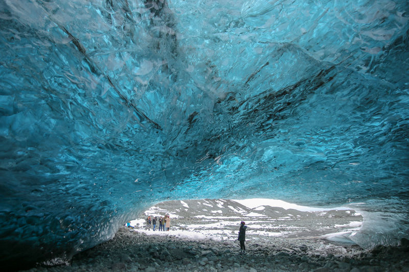 Niesamowity kolor islandzkiej jaskini lodowcowej przy lagunie Jökulsárlón