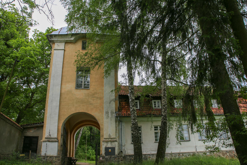 Letnia rezydencja biskupów warmińskich - kompleks w Smolajnach