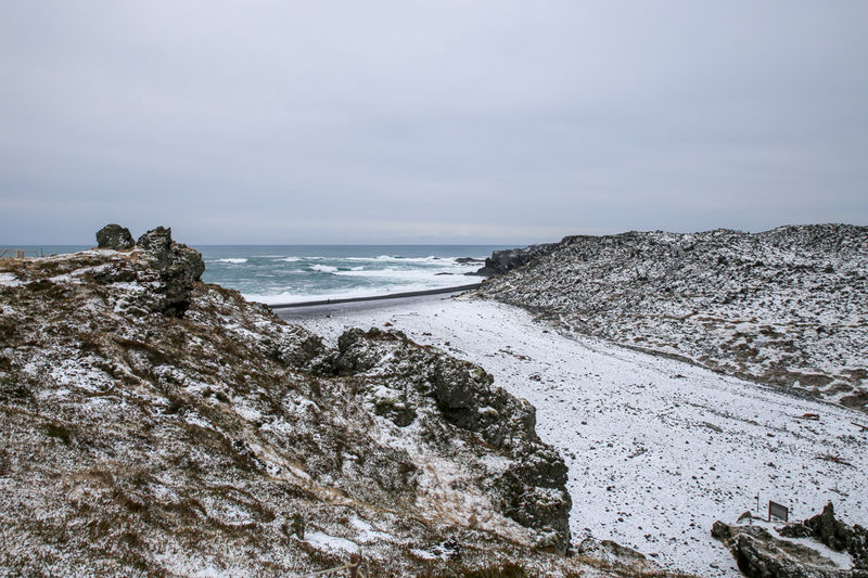 Pole lawy i czarna plaża Djúpalónssandur - Islandia