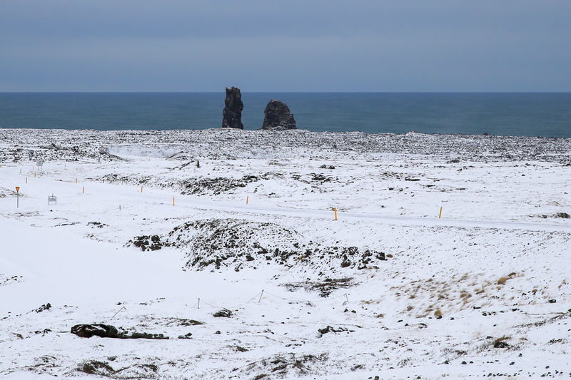 Widok na pozostałe po wulkanie formacje skalne Lóndrangar (Islandia)