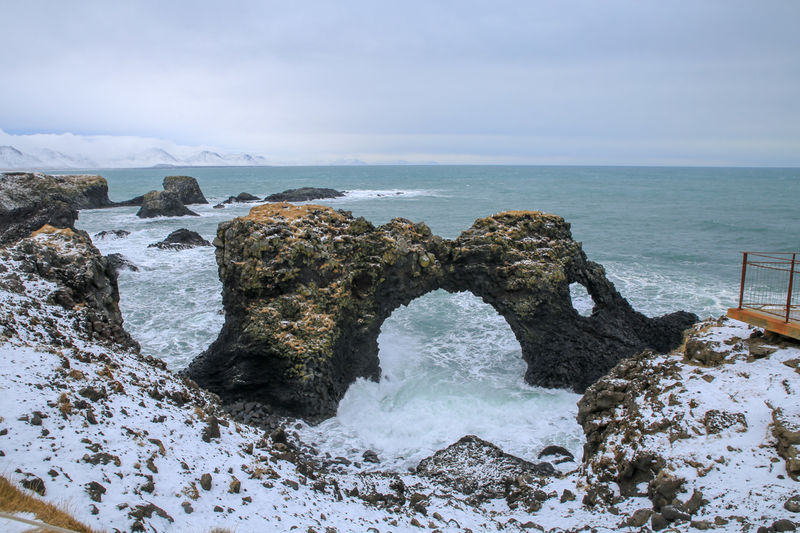 Gatklettur - formacja skalna w kształcie łuku - Arnarstrapi, Islandia