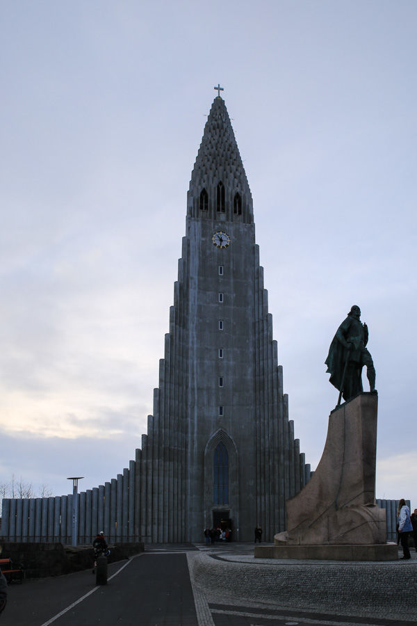 Kościół Hallgrímskirkja w Reykjaviku i pomnik Leifa Erikssona