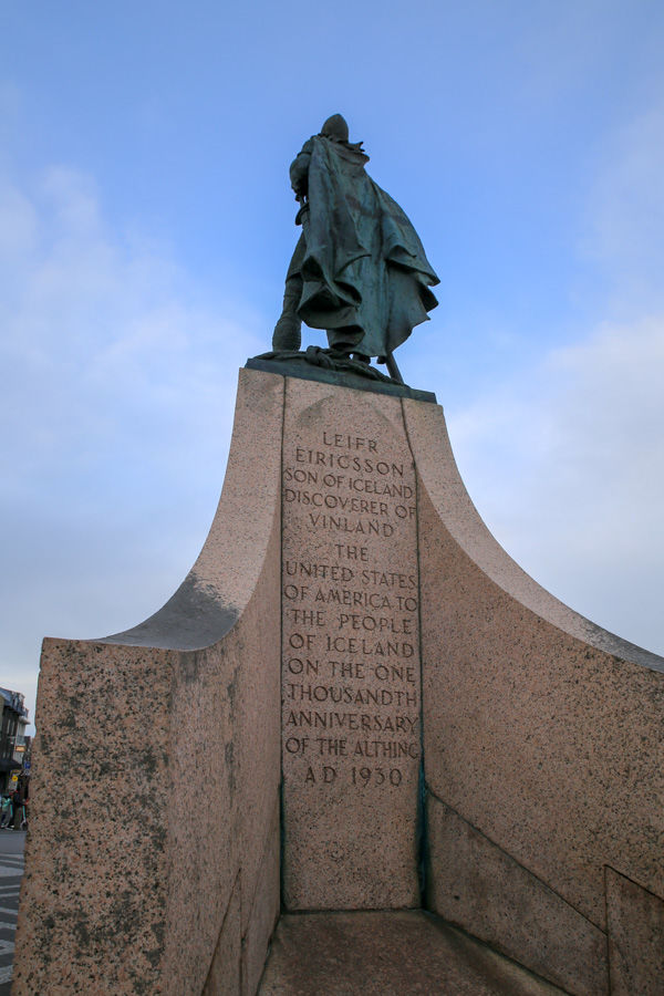 Pomnik Leifa Erikssona przed kościołem Hallgrímskirkja w Reykjaviku