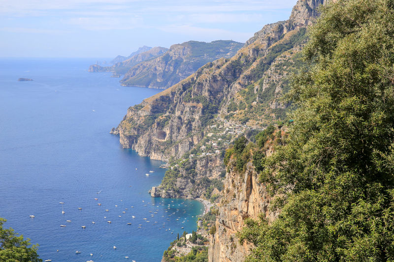 WIdok na Positano z końcówki Ścieżki Bogów we Włoszech