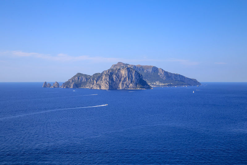 Widok z Punta Campanella na wyspę Capri